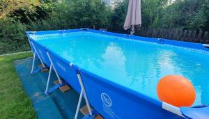una piscina blu con una palla arancione dentro di Haus Dresden, Pool, Garten, Terrasse, familienfreundlich a Dresda