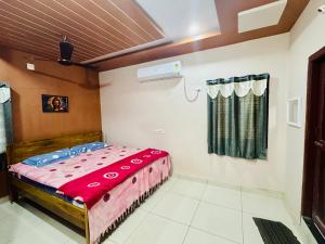 Postel nebo postele na pokoji v ubytování Sri padha vallabha serenity homestay