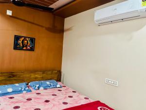 Postel nebo postele na pokoji v ubytování Sri padha vallabha serenity homestay