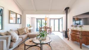 Μια τηλεόραση ή/και κέντρο ψυχαγωγίας στο Franschhoek Homestead Cottage