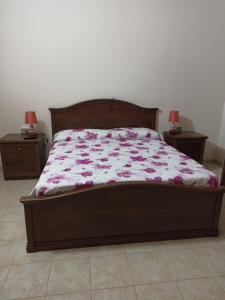 a bed in a bedroom with two night stands and two lamps at Il rifugio del sole in San Giovanni Teatino +14 photos