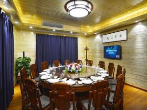 A television and/or entertainment centre at Nanxun Boyang New Century Mingting Resort Hotel