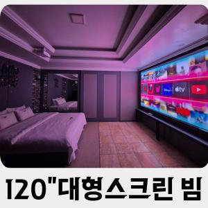 Pyeongtaek Gallery Hotel的电视和/或娱乐中心