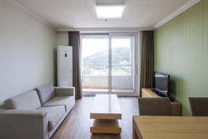 TV a/nebo společenská místnost v ubytování Kumho Hwasun Spa Resort