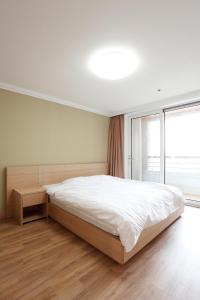 Postel nebo postele na pokoji v ubytování Kumho Hwasun Spa Resort