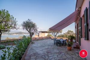un patio avec tables et chaises dans un bâtiment dans l'établissement Casa Rosa, à La Spezia
