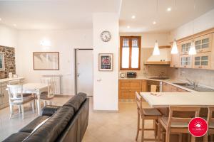 une cuisine et une salle à manger avec un canapé et une table dans l'établissement Casa Rosa, à La Spezia