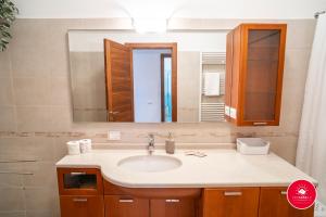 une salle de bains avec un lavabo et un miroir dans l'établissement Casa Rosa, à La Spezia 37 autres photos