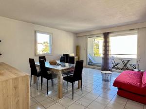 un salon avec une table et des chaises de salle à manger dans l'établissement Appartement 3 pièces - jusqu'à 6 personnes - AR000-C03, à Collioure