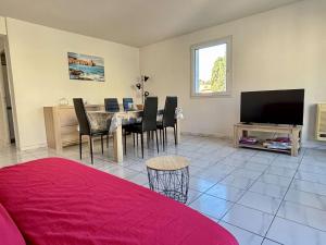 un salon avec une table, des chaises et une télévision dans l'établissement Appartement 3 pièces - jusqu'à 6 personnes - AR000-C03, à Collioure