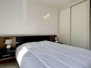 - une chambre avec un grand lit blanc dans l'établissement Appartement 3 pièces - jusqu'à 6 personnes - AR000-C03, à Collioure