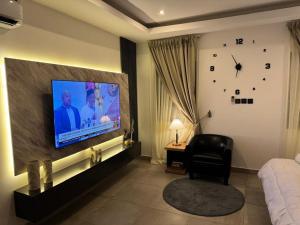 TV a/nebo společenská místnost v ubytování Cozy Luxury Hideout at Aburi, Ghana + 4 fotografie