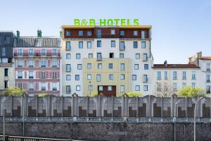 Un edificio con un cartel que dice "Hoteles Rasha" en B&B HOTEL Paris Porte d'Orléans, en Montrouge