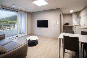 Kuchyň nebo kuchyňský kout v ubytování Kumho Hwasun Spa Resort