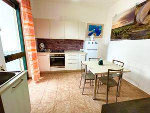 Kuchyň nebo kuchyňský kout v ubytování Casa Orchidea - Torre San Giovanni