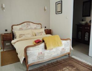 BadensL'ancienne écurie, near Carcassonne, private and charming accomodation Corporate bookings accepted的一间卧室配有一张黄色毛巾的床