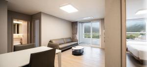Postel nebo postele na pokoji v ubytování Kumho Hwasun Spa Resort