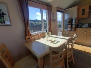 مطبخ أو مطبخ صغير في Seaside chalet in Ardmore with breathtaking views