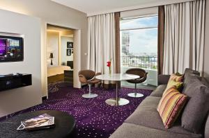 ein Hotelzimmer mit einem Sofa, einem Tisch und einem Fenster in der Unterkunft Hard Rock Hotel Pattaya in Pattaya