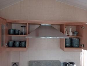 مطبخ أو مطبخ صغير في Seaside chalet in Ardmore with breathtaking views