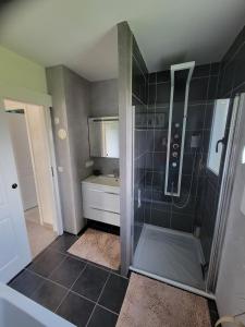 Koupelna v ubytování Maison cosy entre mer et Brière + 36 fotografií