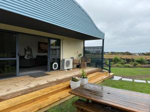 马斯特顿Protea Cottage的一座带蓝色屋顶的木甲板的房子