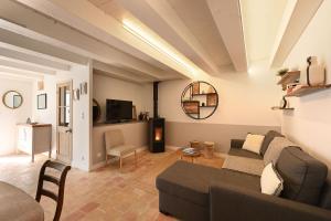 雷岛圣玛丽Le Chai Elégant的客厅里有一张沙发和一张桌子。