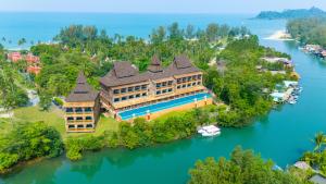 チャン島にあるSanthiya Koh Chang Resortの水上の島の大家の空中