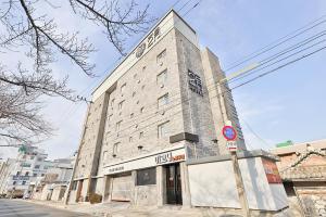 a tall building on the corner of a street at Riverside in February Gyeongbuk Gyeongsan in Gyeongsan