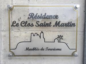 un cartello per un ristorante in un edificio di Le Clos Saint Martin a Laon
