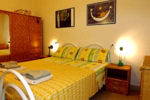 1 dormitorio con 1 cama con colcha amarilla en B&B dei Filosofi Bed and Breakfast, en Perugia