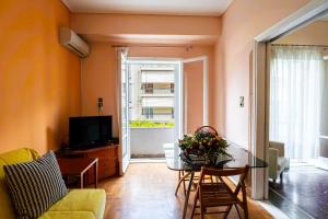 TV a/nebo společenská místnost v ubytování Neos kosmos Filimon