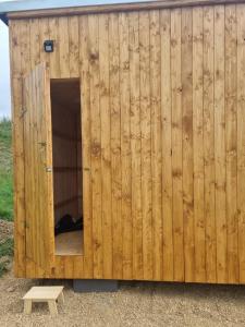 a wooden building with a dog inside of it at Rybářský sen in Olbramkostel +1 photo