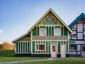 デ・パンネにあるVillage Normandieの緑白の家