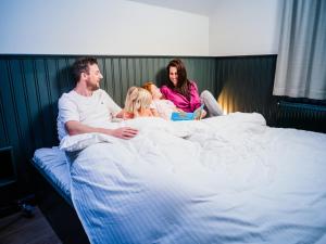 デ・パンネにあるVillage Normandieのベッドに座っている人々のグループ