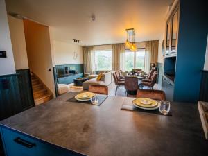 デ・パンネにあるVillage Normandieのキッチン、リビングルーム(テーブル、プレート付)