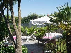 a patio with a hammock and a table and chairs at Maison Bista Eder in Bidart