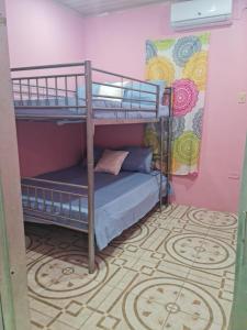 Camera con 2 letti a castello e un murale. di Diamonds Exclusive Resort a Diamond