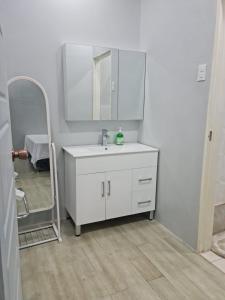 un bagno bianco con lavandino e specchio di Diamonds Exclusive Resort a Diamond