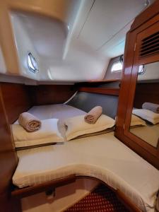 una piccola cabina con due letti di 3 or 5 days sailing cruise in Croatia a Spalato (Split)