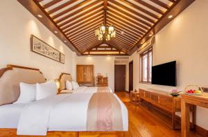 A television and/or entertainment centre at Nanxun Boyang New Century Mingting Resort Hotel