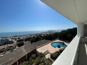 einen Blick vom Balkon eines Gebäudes mit Pool in der Unterkunft L'air Marin Clim&Parking in Sète