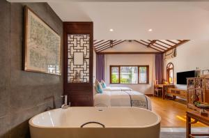 A television and/or entertainment centre at Nanxun Boyang New Century Mingting Resort Hotel