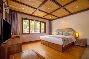 A television and/or entertainment centre at Nanxun Boyang New Century Mingting Resort Hotel