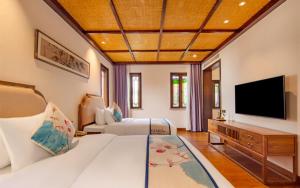 A television and/or entertainment centre at Nanxun Boyang New Century Mingting Resort Hotel