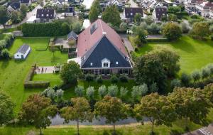 沃尔克姆Aldehoeve-logies的草坪上大房子的空中景色