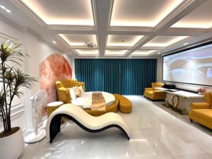 Posezení v ubytování Love Luxury Hotel Bà Điểm + 35 fotografií
