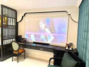 TV a/nebo společenská místnost v ubytování Love Luxury Hotel Bà Điểm