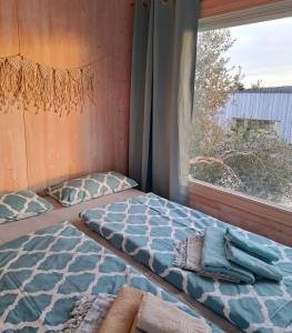 ein Bett in einem Zimmer mit einem Fenster in der Unterkunft BUQEZ Villa 30 "Beachvilla Stella" mit SPA & Meerblick in Drage