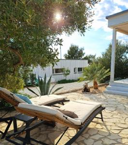 Ein Garten an der Unterkunft BUQEZ Villa 30 "Beachvilla Stella" mit SPA & Meerblick